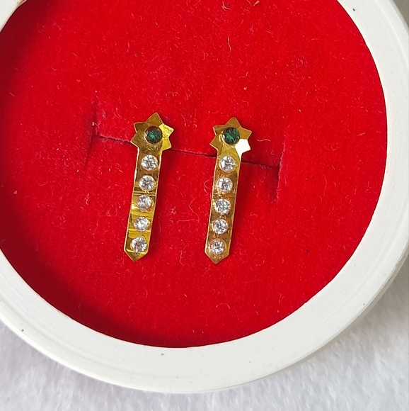 Beautiful new flower desine studs - Picture 2 of 16